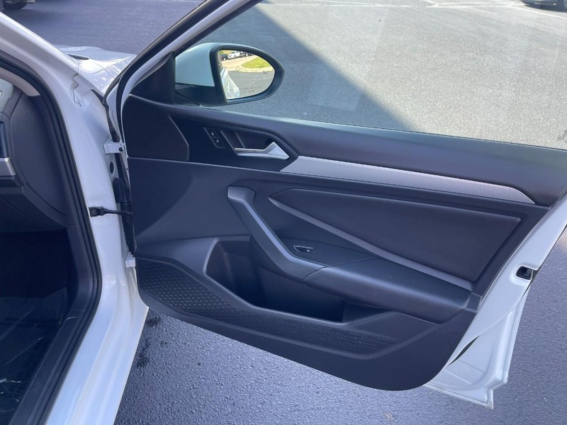 Volkswagen Jetta Vehicle Image 11