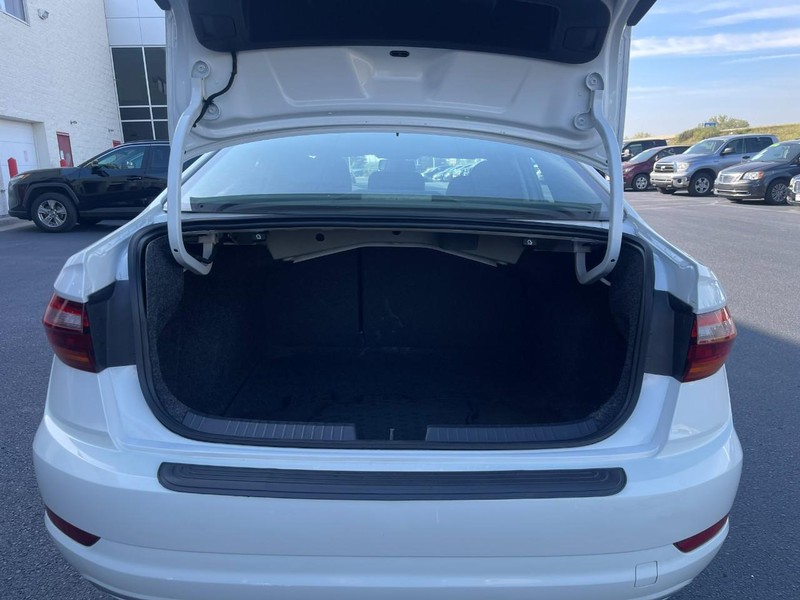 Volkswagen Jetta Vehicle Image 14