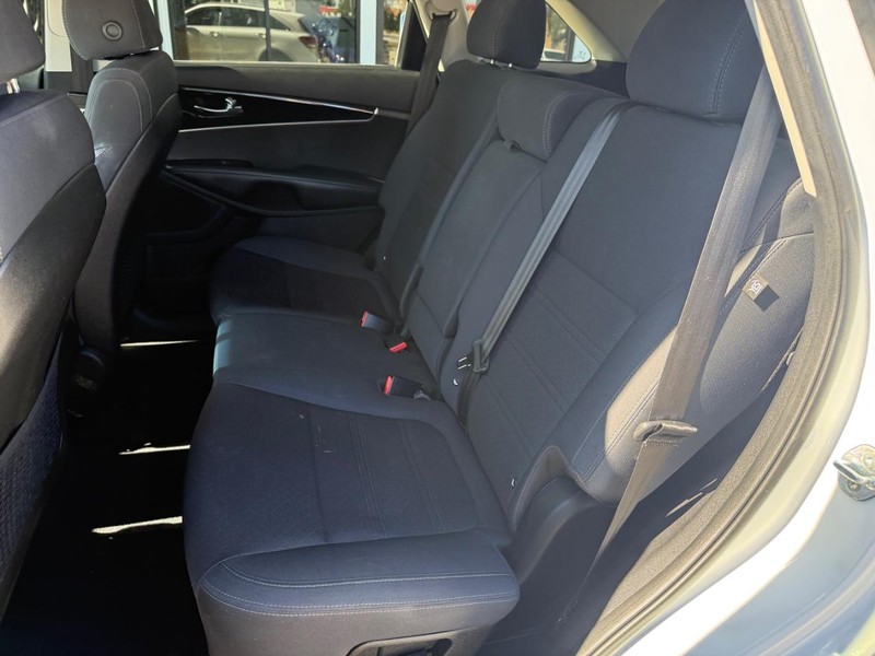 Kia Sorento Vehicle Image 09