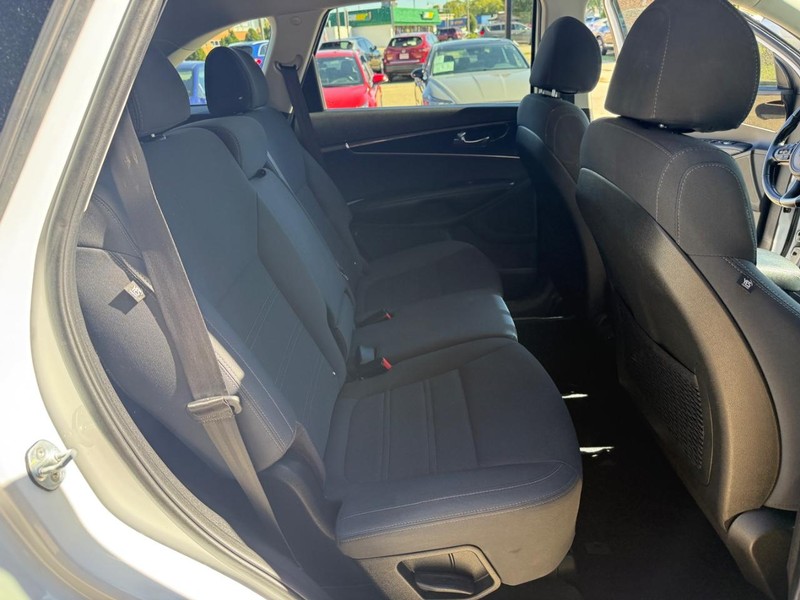Kia Sorento Vehicle Image 12
