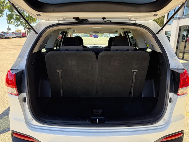 Kia Sorento Vehicle Image 13