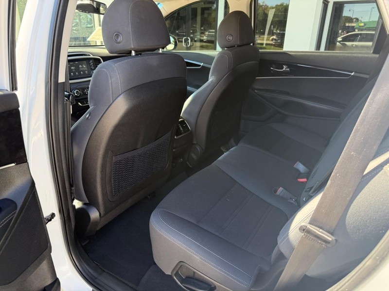 Kia Sorento Vehicle Image 14