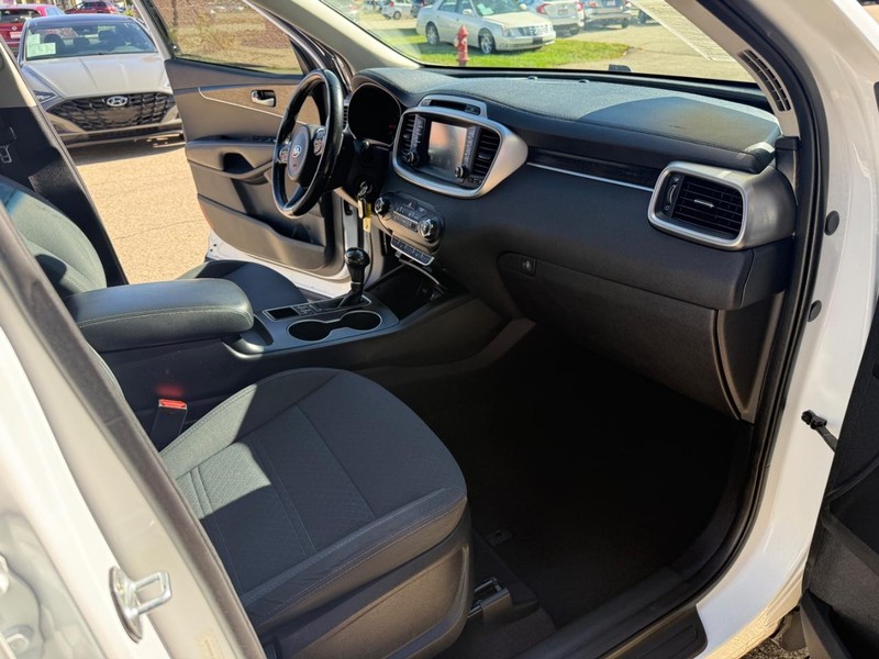 Kia Sorento Vehicle Image 15