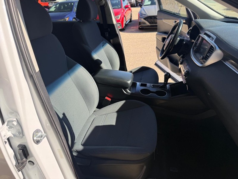 Kia Sorento Vehicle Image 16