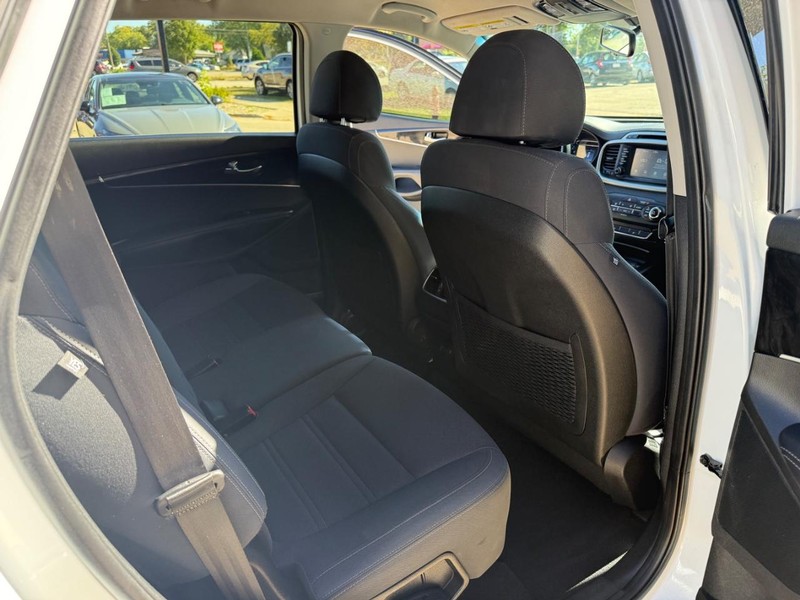 Kia Sorento Vehicle Image 17