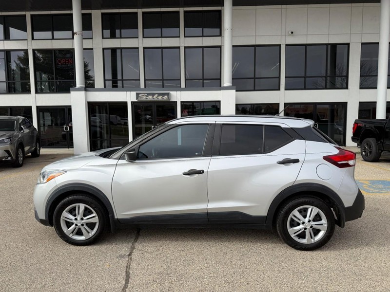 Nissan Kicks Vehicle Image 08