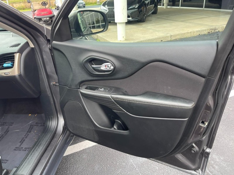 Jeep Cherokee Vehicle Image 08