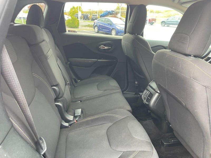 Jeep Cherokee Vehicle Image 09