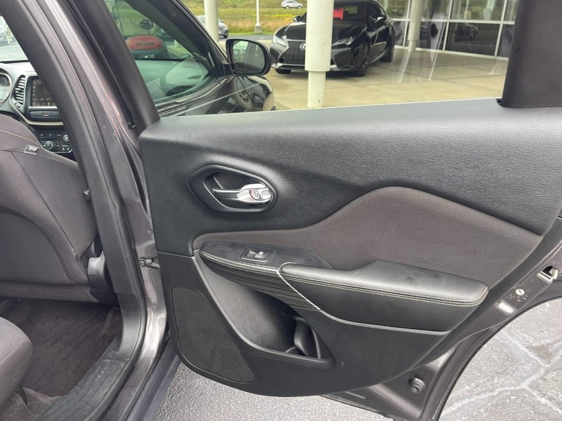 Jeep Cherokee Vehicle Image 11