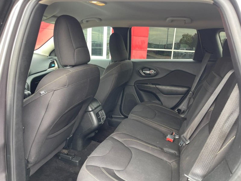 Jeep Cherokee Vehicle Image 13