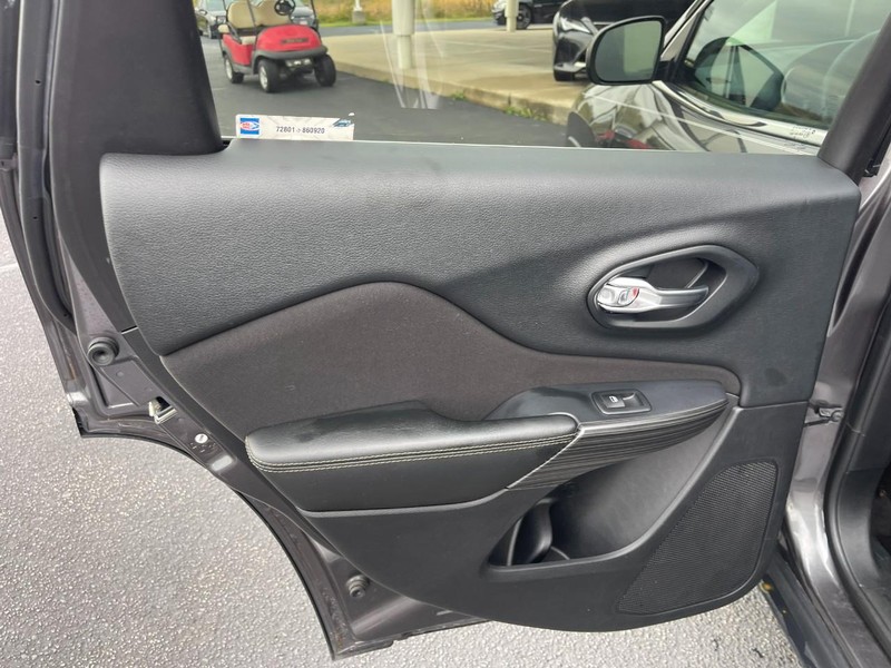 Jeep Cherokee Vehicle Image 14