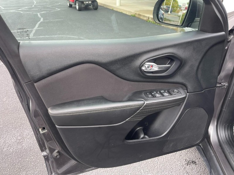 Jeep Cherokee Vehicle Image 16