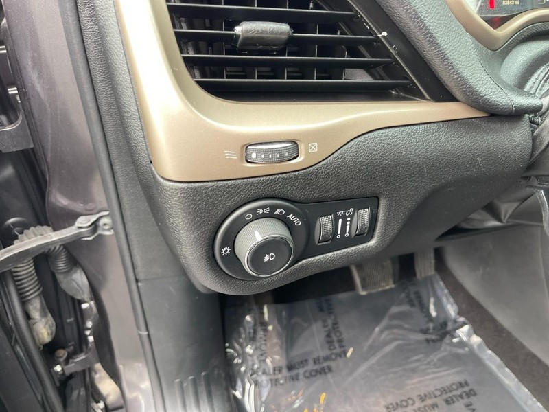 Jeep Cherokee Vehicle Image 17