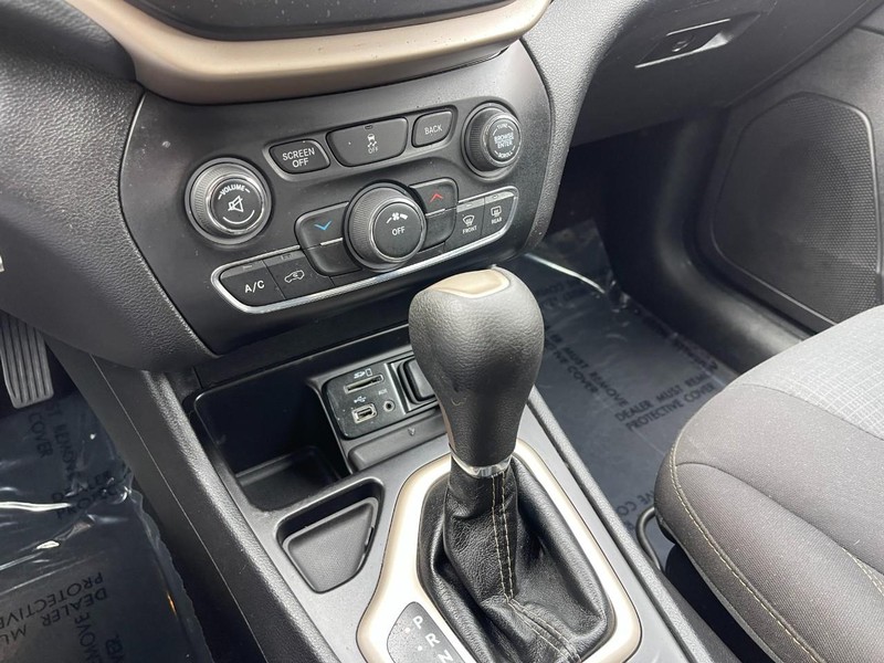 Jeep Cherokee Vehicle Image 19