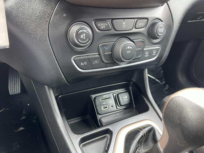 Jeep Cherokee Vehicle Image 22