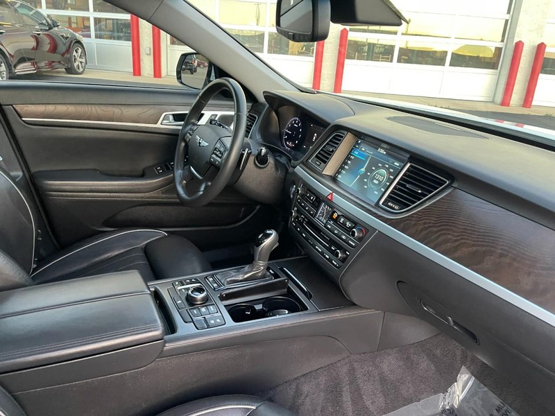 Genesis G80 Vehicle Image 09