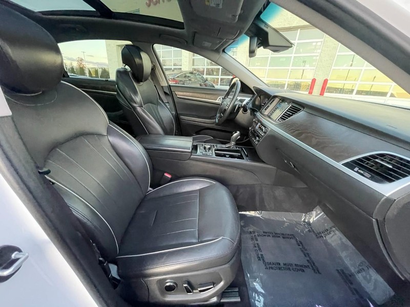 Genesis G80 Vehicle Image 11