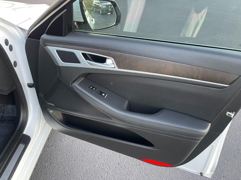 Genesis G80 Vehicle Image 12