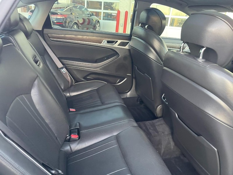 Genesis G80 Vehicle Image 13