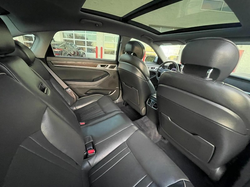 Genesis G80 Vehicle Image 14