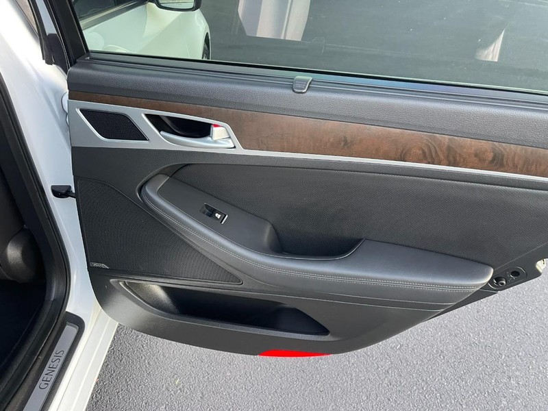 Genesis G80 Vehicle Image 15