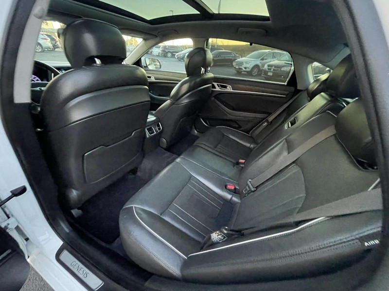 Genesis G80 Vehicle Image 18