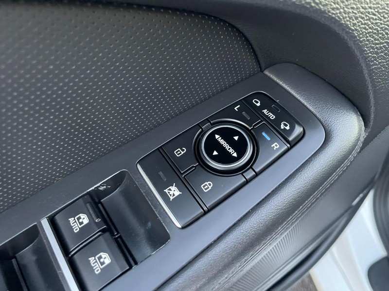 Genesis G80 Vehicle Image 23