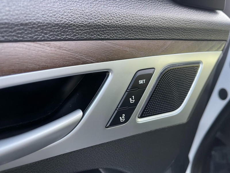 Genesis G80 Vehicle Image 24