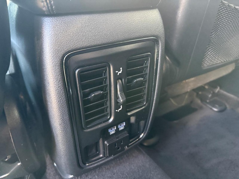 Jeep Grand Cherokee Vehicle Image 13