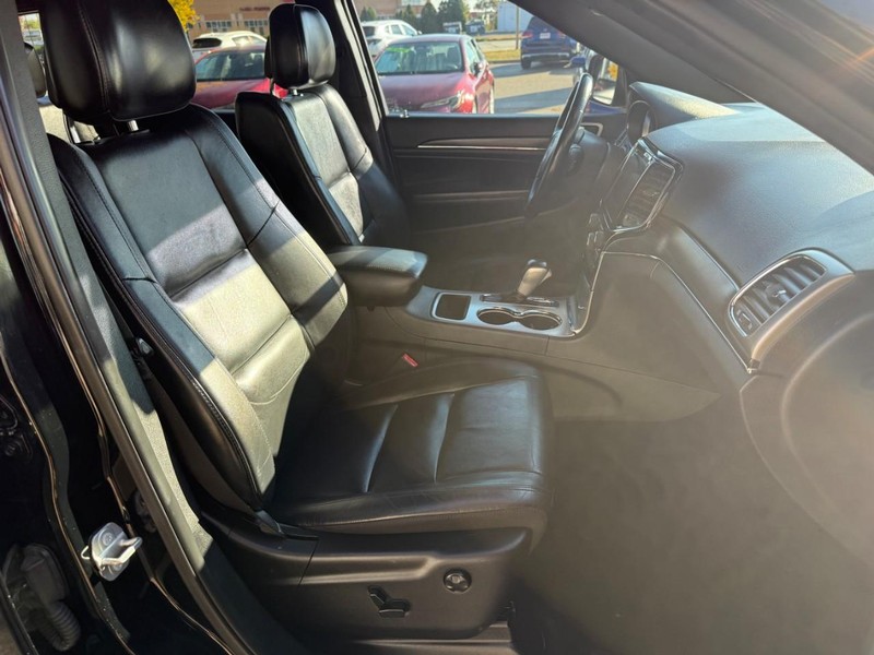 Jeep Grand Cherokee Vehicle Image 18