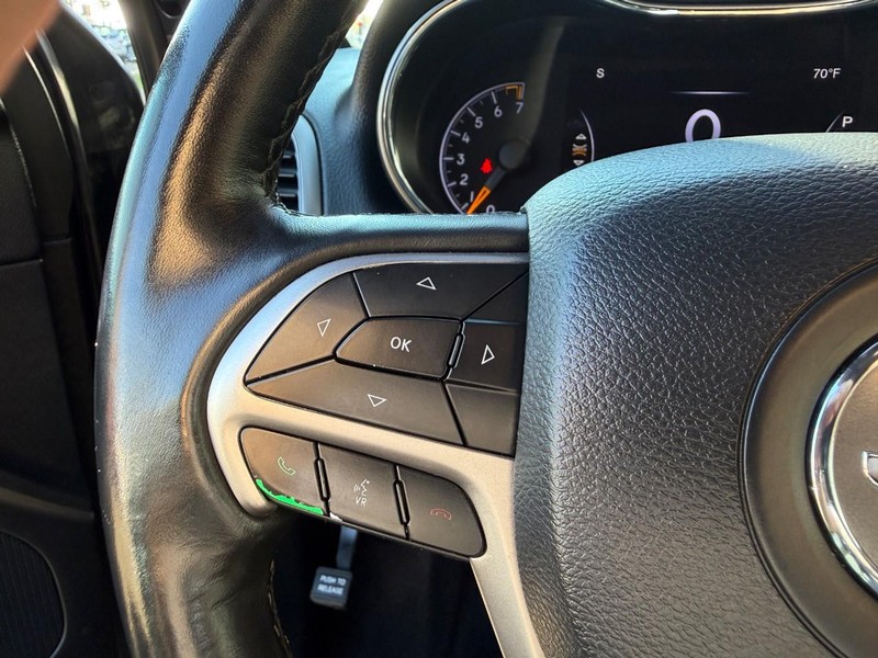 Jeep Grand Cherokee Vehicle Image 23