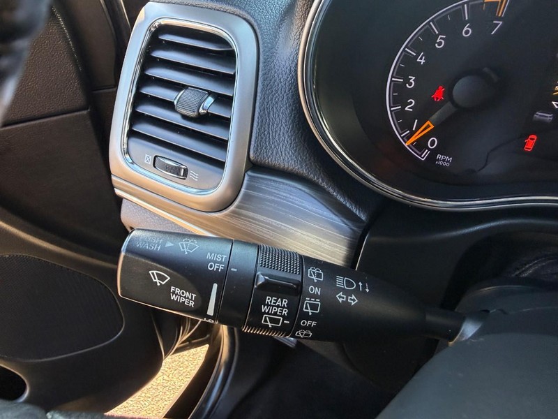 Jeep Grand Cherokee Vehicle Image 24