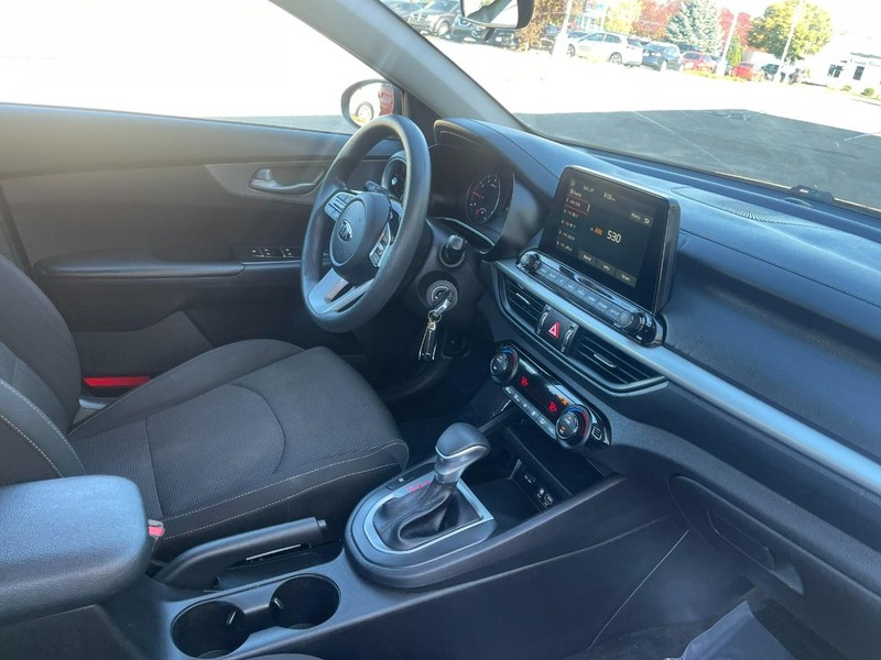 Kia Forte Vehicle Image 09