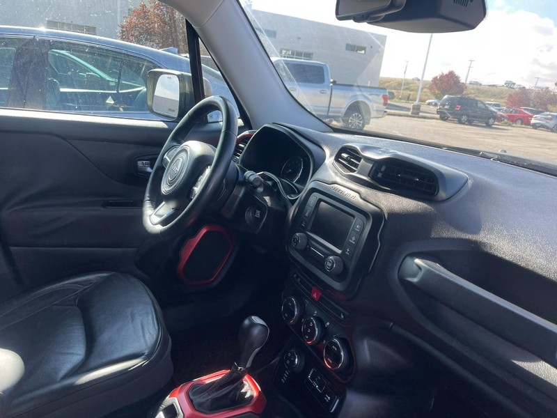 Jeep Renegade Vehicle Image 02