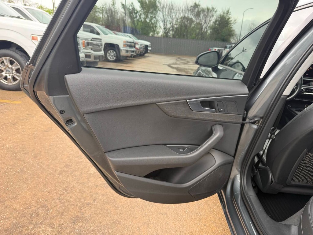 Audi A4 Vehicle Full-screen Gallery Image 14