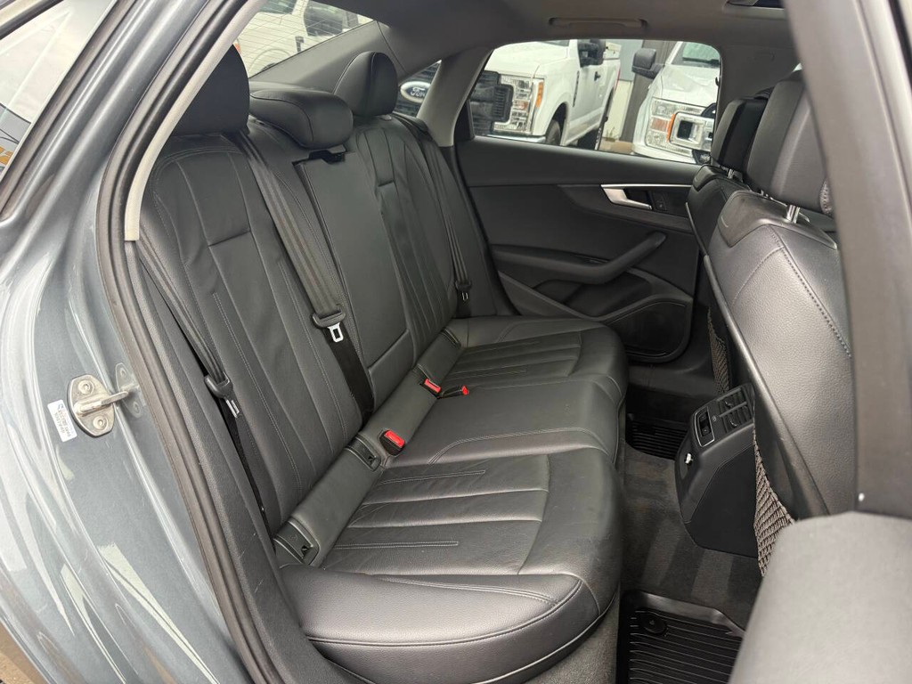 Audi A4 Vehicle Full-screen Gallery Image 15