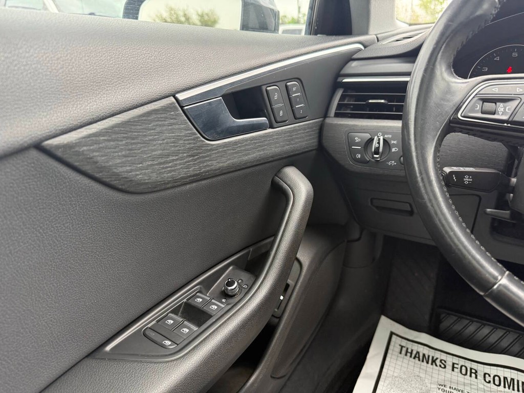 Audi A4 Vehicle Full-screen Gallery Image 30
