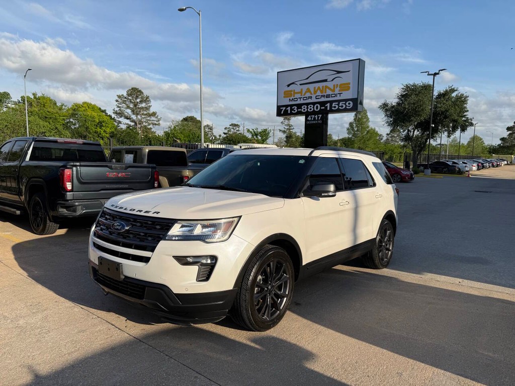 Ford Explorer Vehicle Full-screen Gallery Image 03