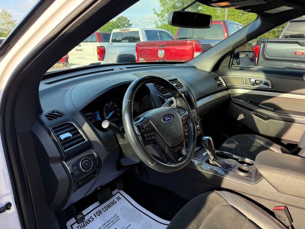 Ford Explorer Vehicle Full-screen Gallery Image 06