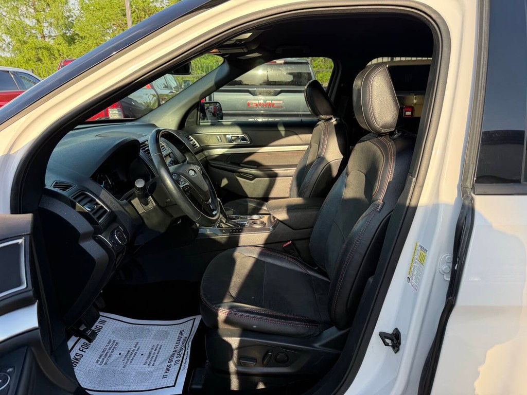 Ford Explorer Vehicle Full-screen Gallery Image 07
