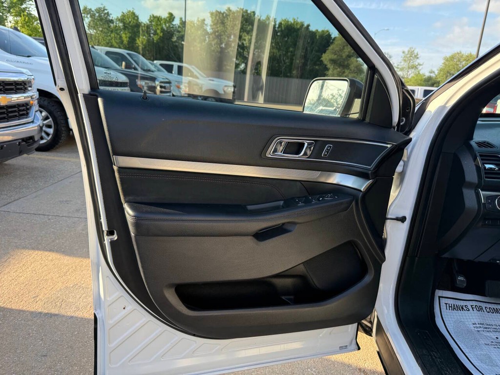 Ford Explorer Vehicle Full-screen Gallery Image 08