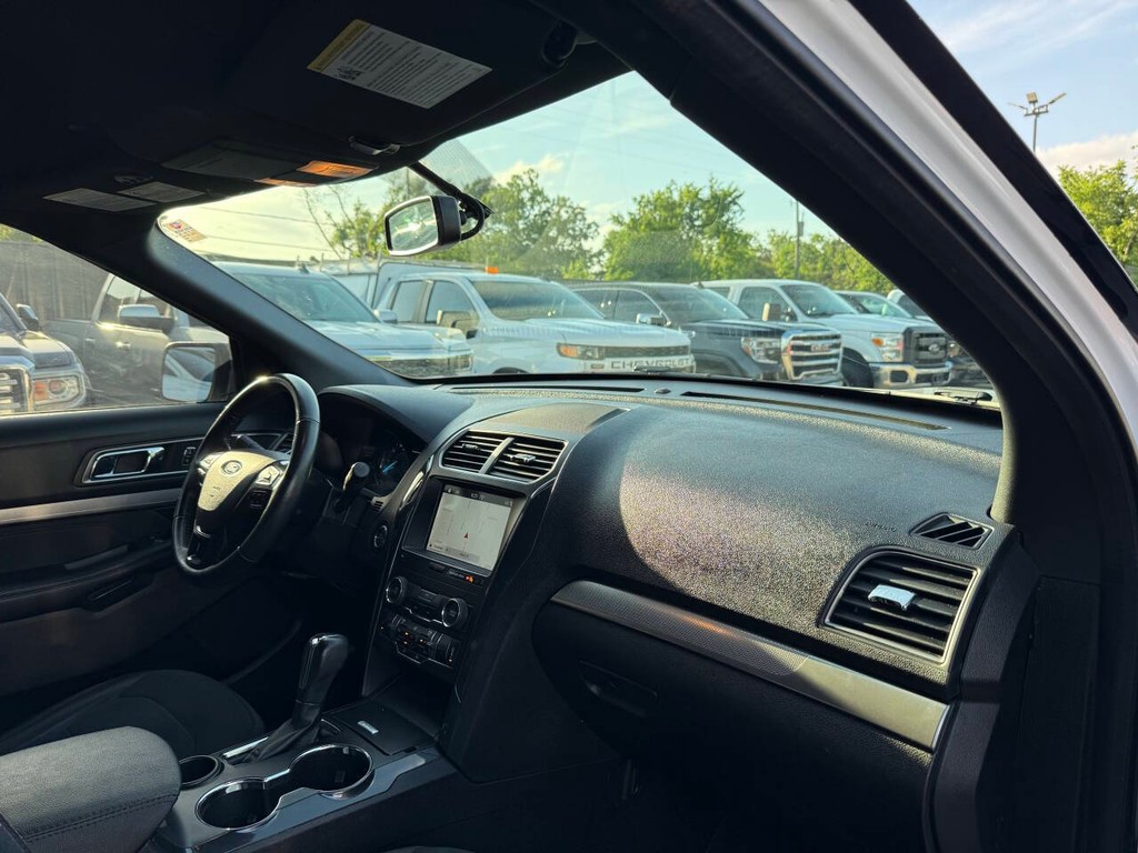 Ford Explorer Vehicle Full-screen Gallery Image 09