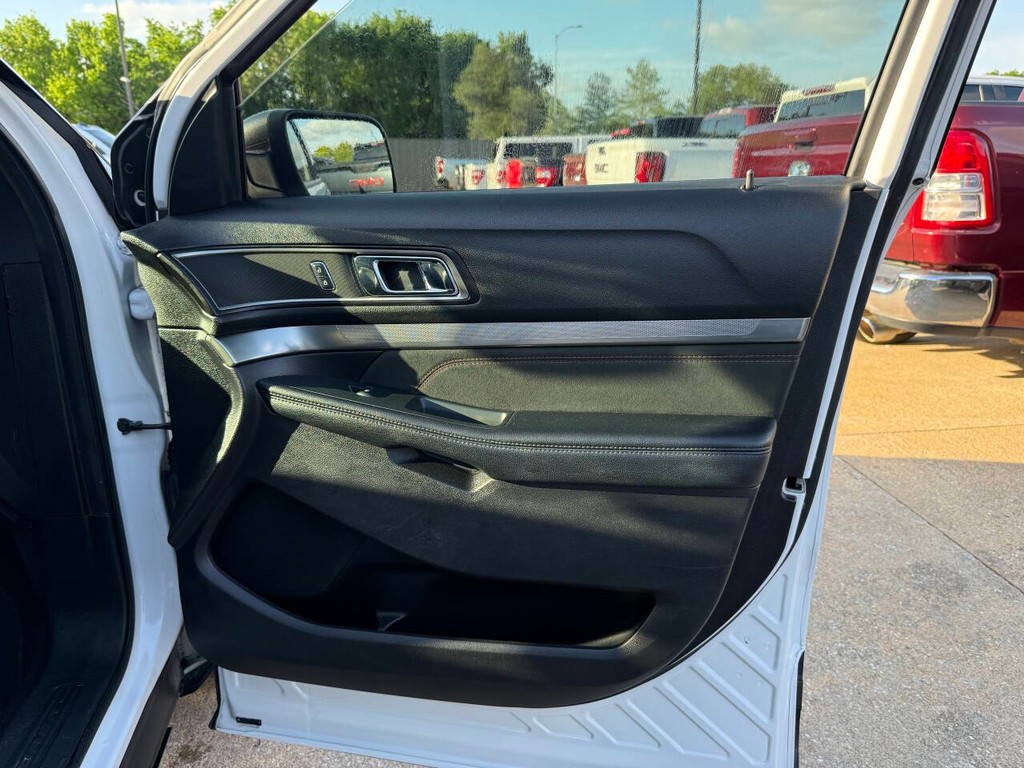 Ford Explorer Vehicle Full-screen Gallery Image 11