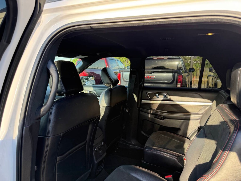 Ford Explorer Vehicle Full-screen Gallery Image 12