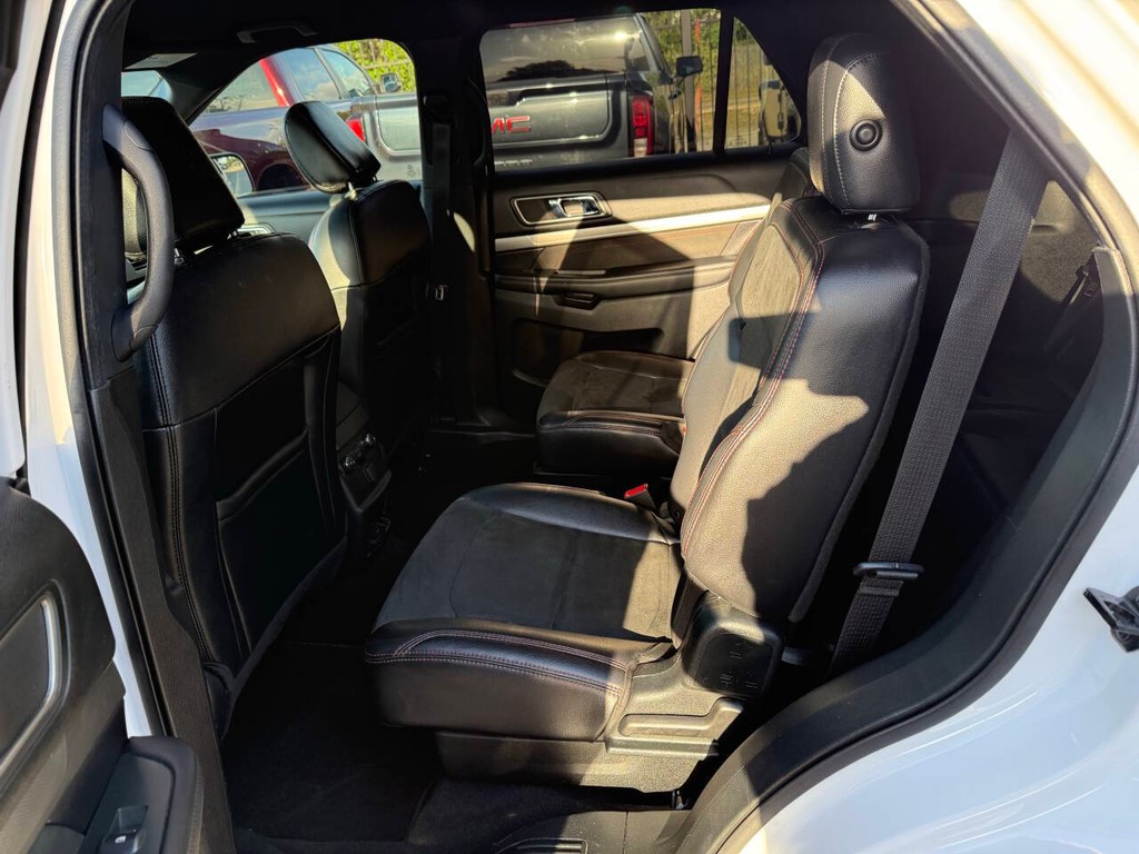 Ford Explorer Vehicle Full-screen Gallery Image 13