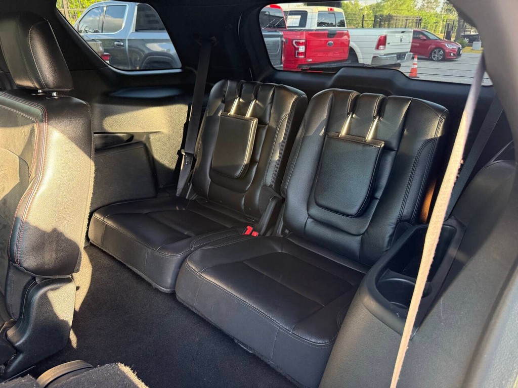 Ford Explorer Vehicle Full-screen Gallery Image 14