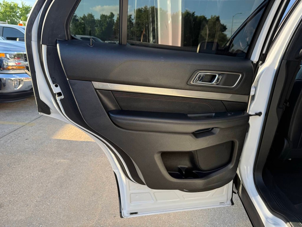 Ford Explorer Vehicle Full-screen Gallery Image 15