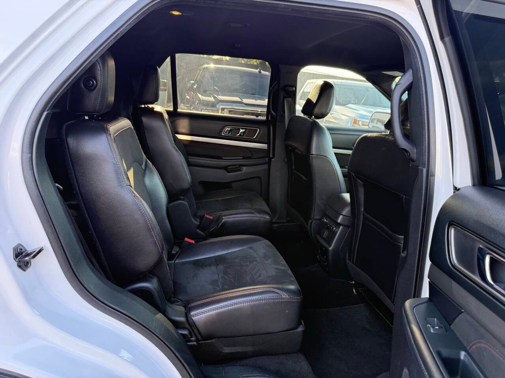 Ford Explorer Vehicle Full-screen Gallery Image 16