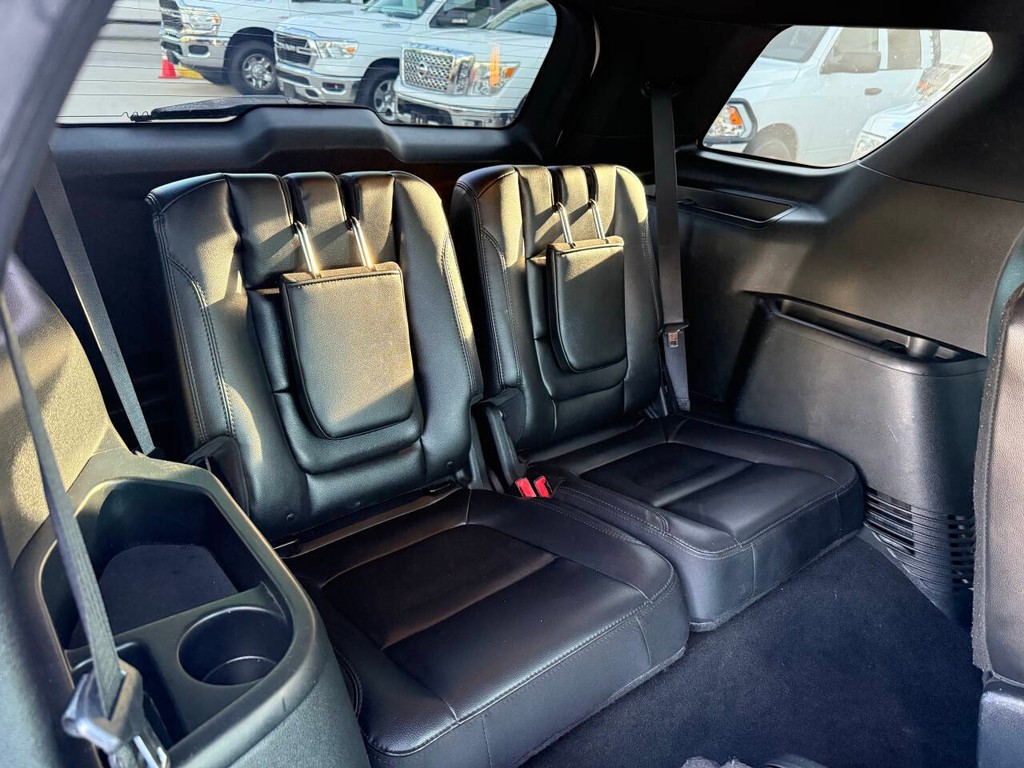 Ford Explorer Vehicle Full-screen Gallery Image 17
