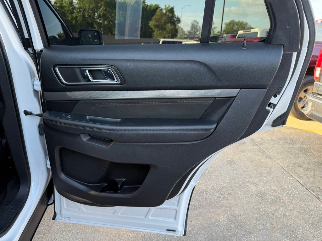 Ford Explorer Vehicle Full-screen Gallery Image 19